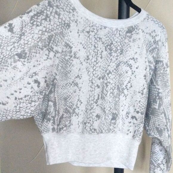 Ocean Drive Cropped Snakeskin Pattern Batwing Fleece - Picture 1 of 13